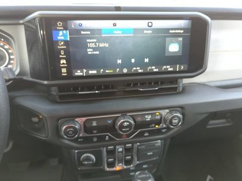 Certified 2025 Jeep Gladiator Sport AWD/4WD image 7