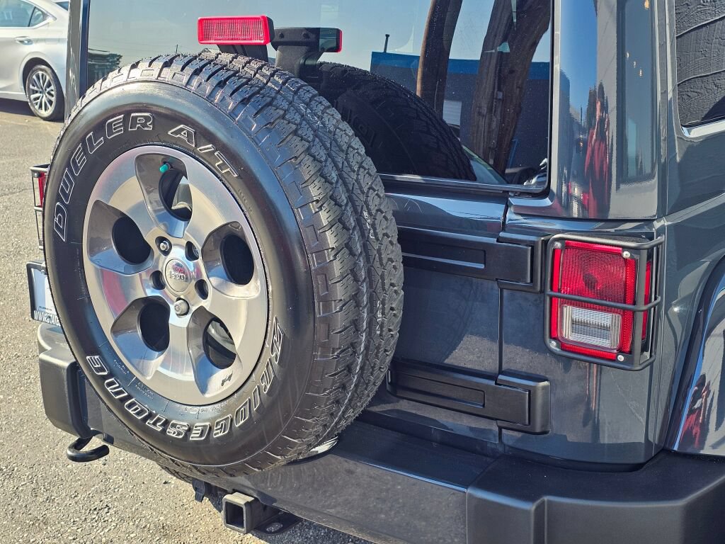 Used 2018 Jeep Wrangler Unlimited Sahara w/ Connectivity Group AWD/4WD image 16