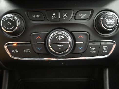 Used 2020 Jeep Cherokee Latitude Plus FWD image 18