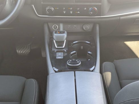 Used 2023 Nissan Rogue S AWD/4WD image 20