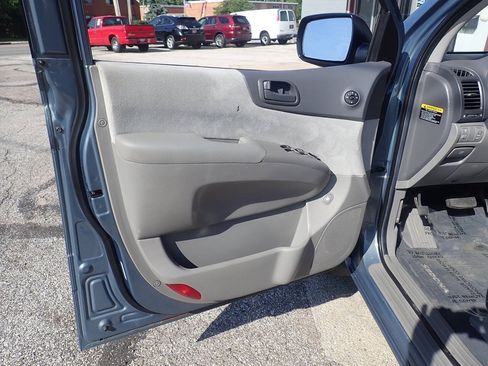 Used 2008 Kia Sedona LX FWD image 11