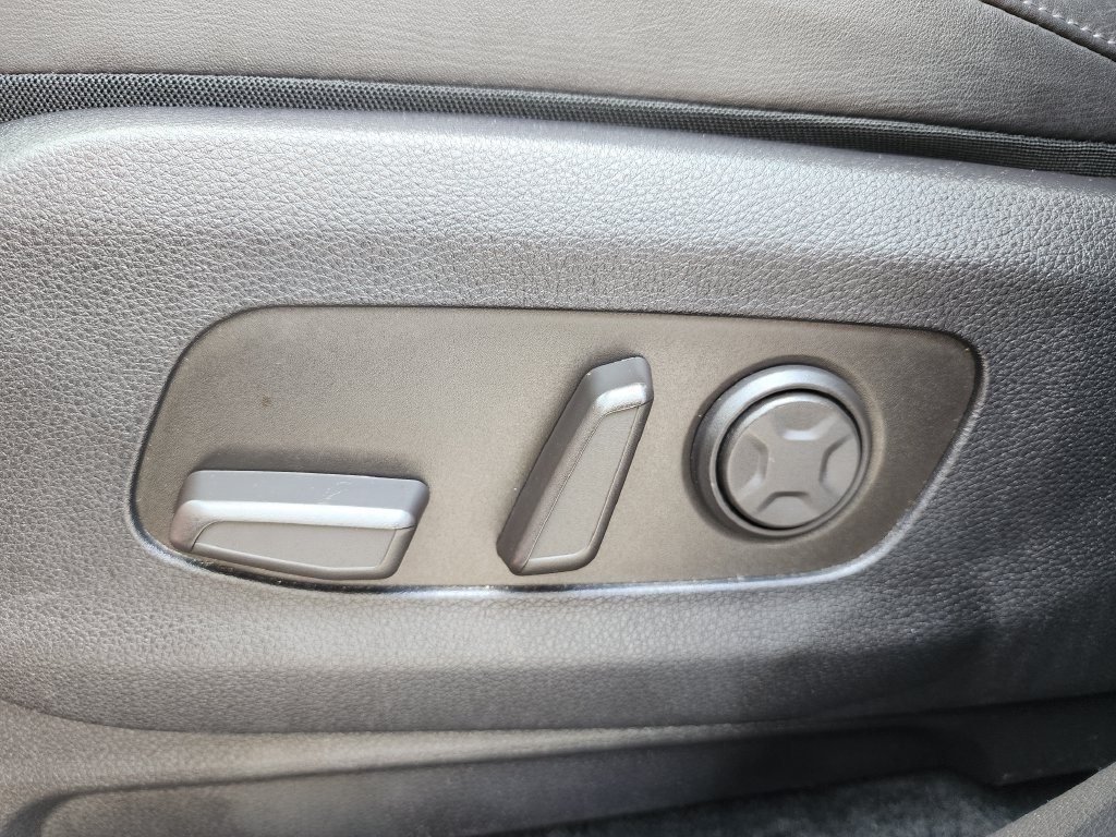 Used 2025 Kia Carnival FWD image 26