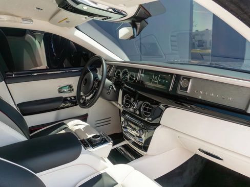 Used 2024 Rolls-Royce Phantom Sedan w/ The Phantom Package RWD image 16