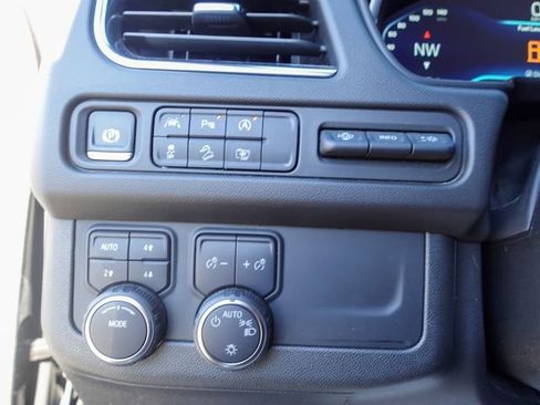 Used 2024 Chevrolet Suburban Premier AWD/4WD image 17