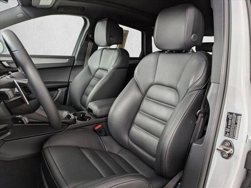 Certified 2025 Porsche Macan image 6