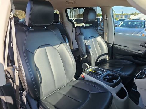 Used 2023 Chrysler Pacifica Touring-L image 13