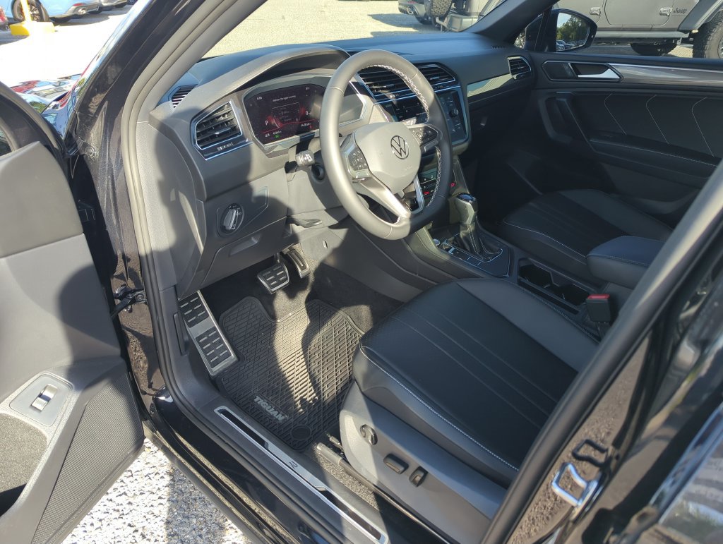 Certified 2023 Volkswagen Tiguan SE R-Line FWD image 11