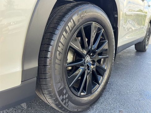 Used 2019 Toyota Highlander SE AWD/4WD image 9