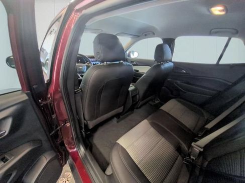 Used 2025 Chevrolet Trax LT w/ LT Convenience Package FWD image 26