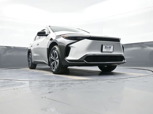 Used 2023 Toyota bZ4X XLE w/ Weather Package image 28