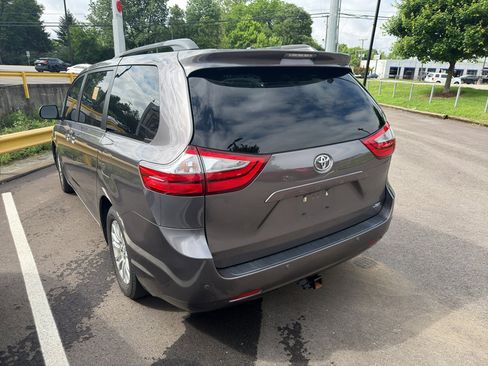 Used 2017 Toyota Sienna XLE w/ XLE Navigation Package FWD image 3