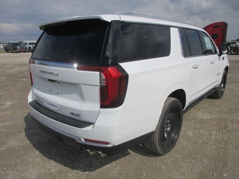 New 2026 GMC Yukon XL Denali w/ Denali Reserve Package AWD/4WD image 4