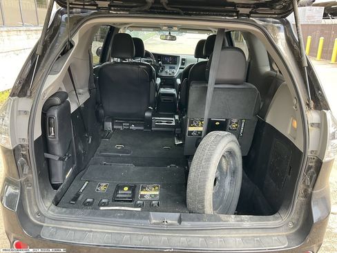 Used 2017 Toyota Sienna SE FWD image 8