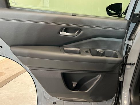 New 2026 Nissan Pathfinder Platinum image 18