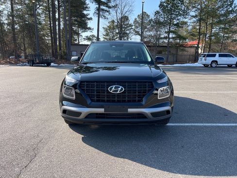 Certified 2025 Hyundai Venue SE image 3