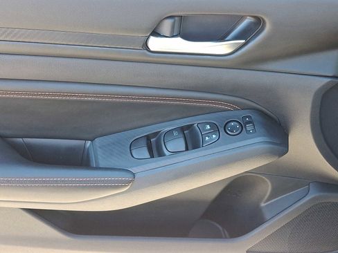 Used 2020 Nissan Altima 2.5 SR w/ Premium Package image 11