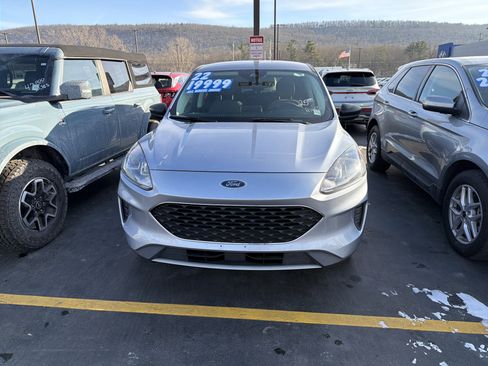 Used 2022 Ford Escape SE image 2