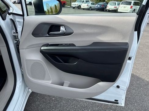 Used 2023 Chrysler Pacifica Touring-L FWD image 28