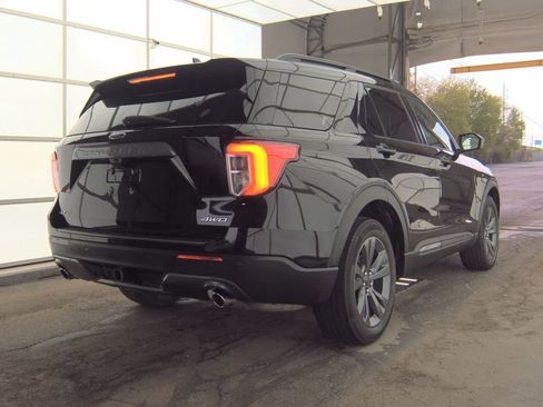 Used 2023 Ford Explorer XLT w/ Equipment Group 202A AWD/4WD image 4