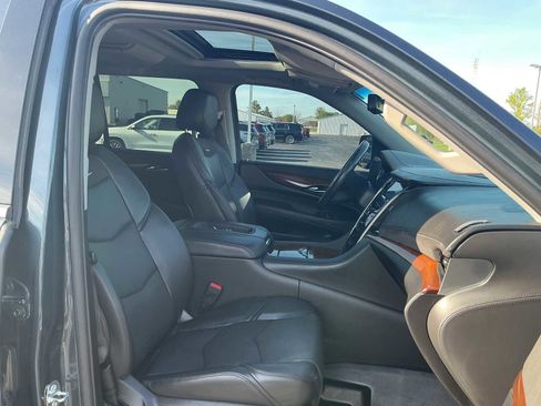 Used 2020 Cadillac Escalade Premium Luxury AWD/4WD image 29