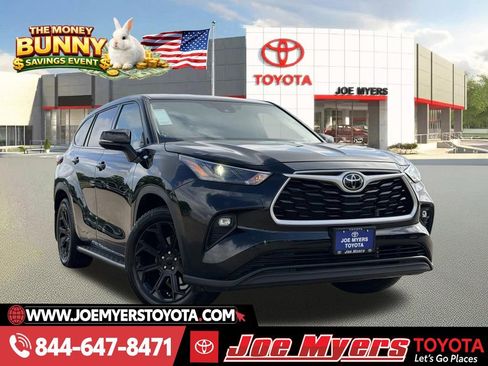 Used 2022 Toyota Highlander LE image 1