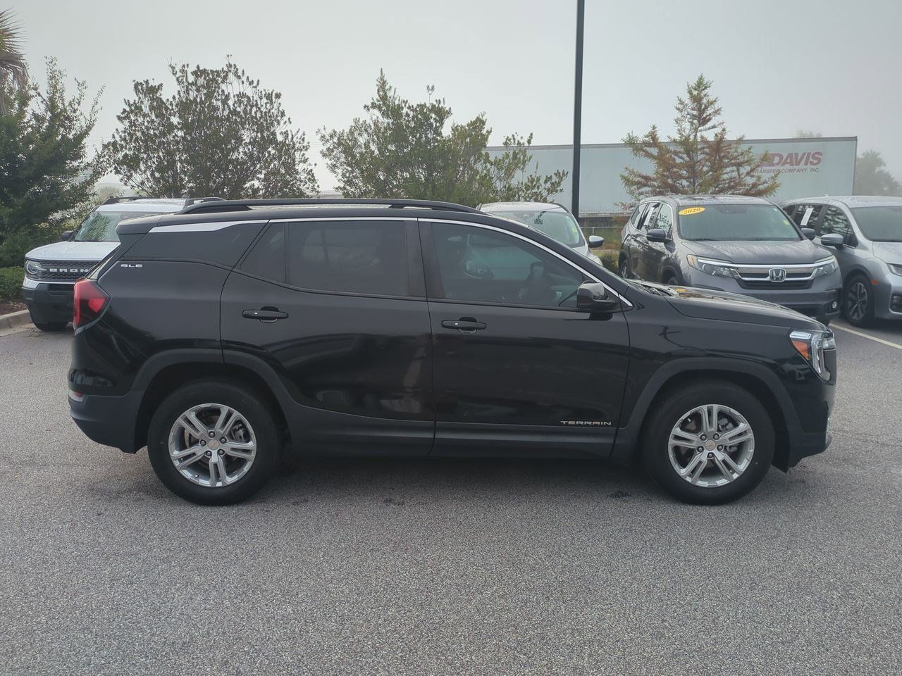 Used 2023 GMC Terrain SLE w/ Driver Convenience Package FWD image 2