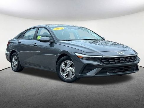 Used 2025 Hyundai Elantra SE image 2