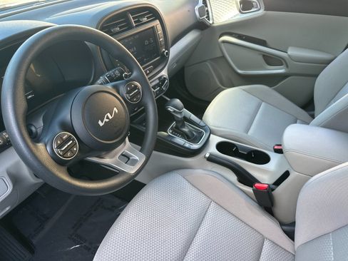 Used 2025 Kia Soul LX w/ LX Technology Package FWD image 10