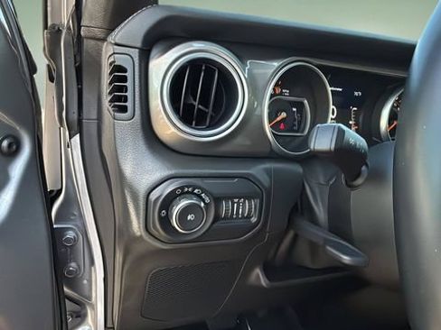Used 2018 Jeep Wrangler Unlimited Sahara AWD/4WD image 21