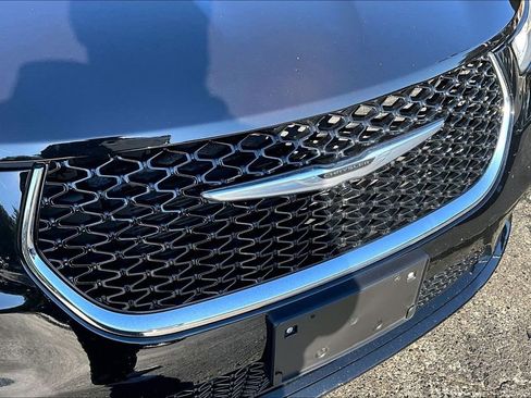 Used 2024 Chrysler Pacifica Touring-L image 32