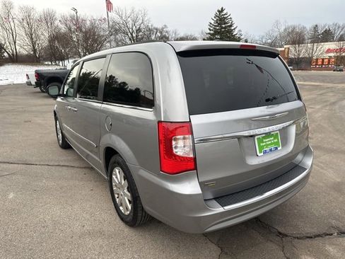 Certified 2016 Chrysler Town & Country Touring image 5