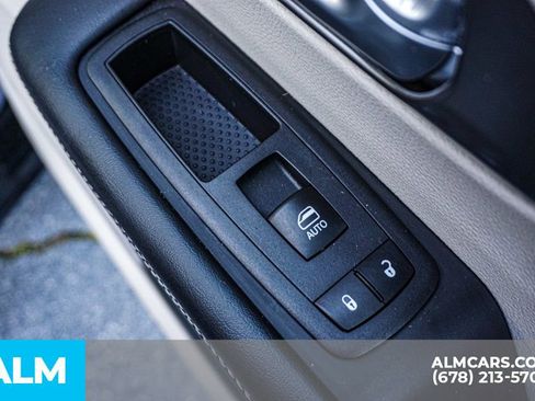 Used 2024 Chrysler Pacifica Select image 62