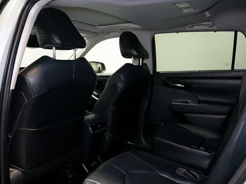 Used 2020 Toyota Highlander XLE AWD/4WD image 21