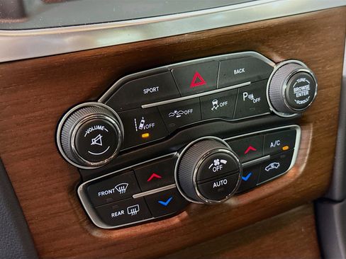 Used 2016 Chrysler 300 C Platinum w/ Safetytec Plus Group image 17