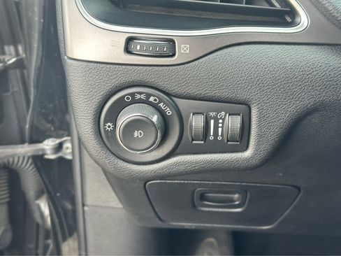 Used 2019 Jeep Cherokee Latitude Plus image 17