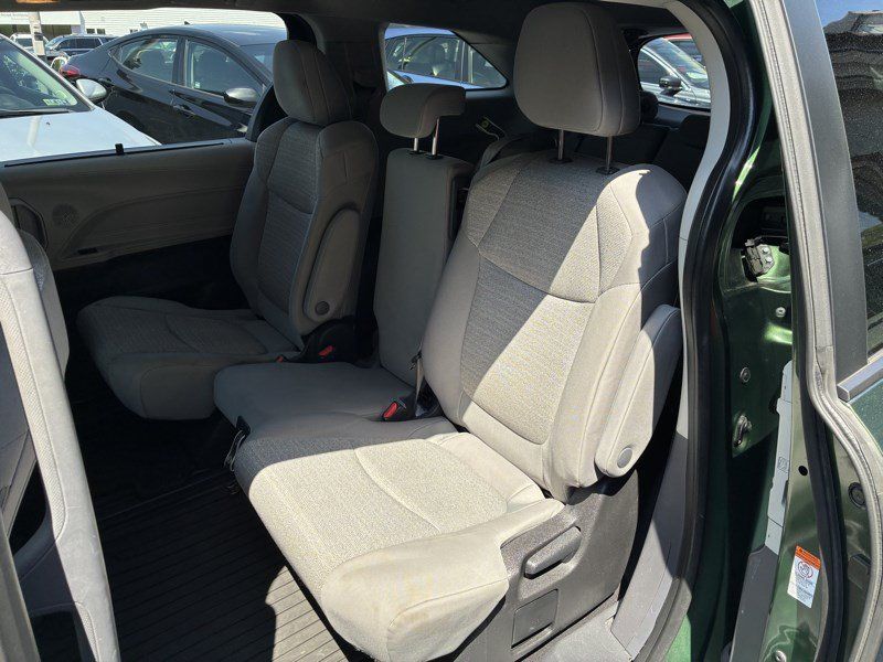 Used 2023 Toyota Sienna LE AWD/4WD image 16