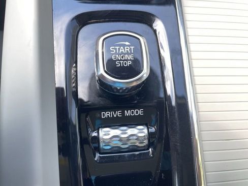 Used 2019 Volvo XC60 T5 Momentum w/ Premium Package image 16