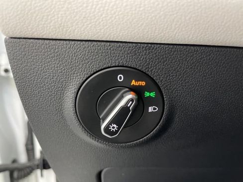 Used 2025 Volkswagen Taos SEL AWD/4WD image 19