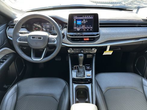 Used 2025 Jeep Compass Latitude image 21