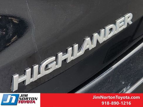 Used 2019 Toyota Highlander XLE FWD image 12