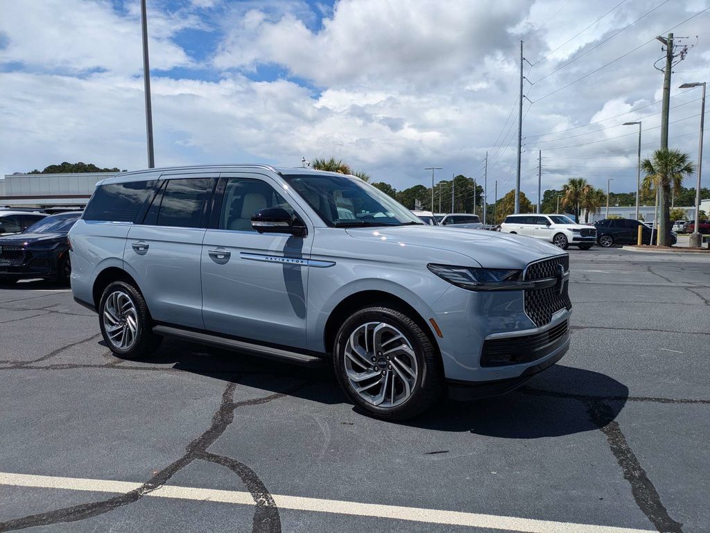 New 2027 Lincoln Navigator Premiere RWD image 2