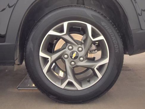 Used 2025 Chevrolet Trax LT w/ LT Convenience Package image 12