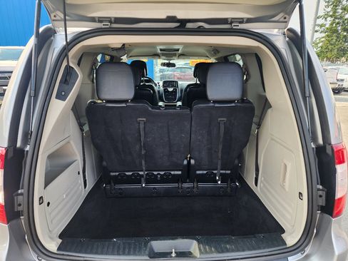 Used 2014 Chrysler Town & Country Touring image 23