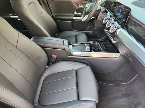 Used 2025 Mercedes-Benz GLB 250 image 7