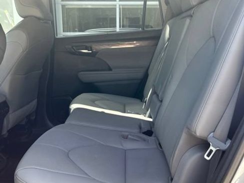 Used 2023 Toyota Highlander Limited FWD image 9