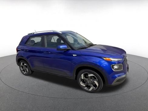 Used 2025 Hyundai Venue SEL FWD image 2