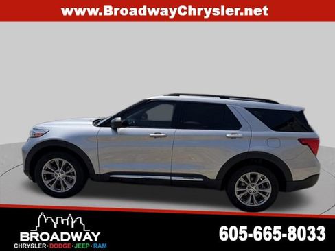 Used 2022 Ford Explorer XLT w/ Equipment Group 202A AWD/4WD image 4