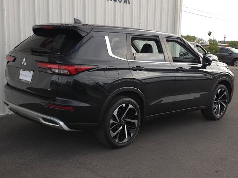 Used 2023 Mitsubishi Outlander SE image 6