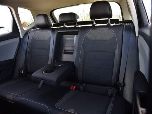 Certified 2023 Volkswagen Taos SE w/ Panoramic Sunroof Package image 21