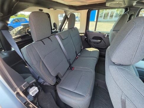 Used 2025 Jeep Wrangler Unlimited Sport AWD/4WD image 18